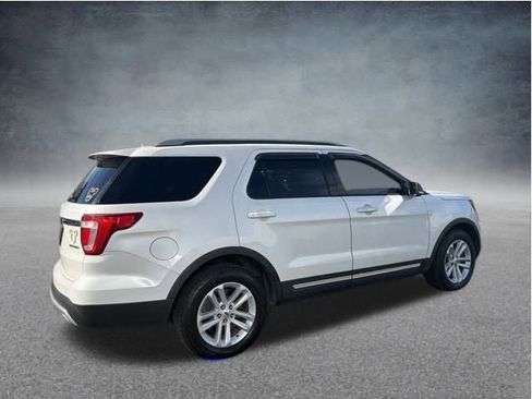 Used 2016 Ford Explorer XLT w/ Equipment Group 202A image 7