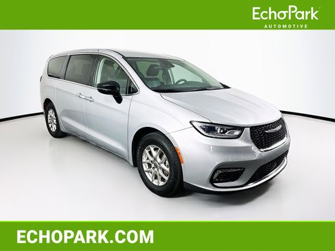 Used 2024 Chrysler Pacifica Touring-L image 1