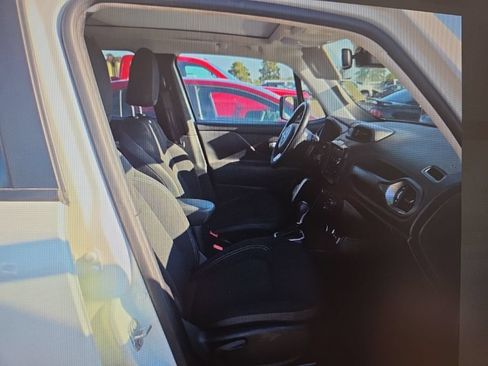 Used 2023 Jeep Renegade Latitude w/ Sun/Sound Group AWD/4WD image 13