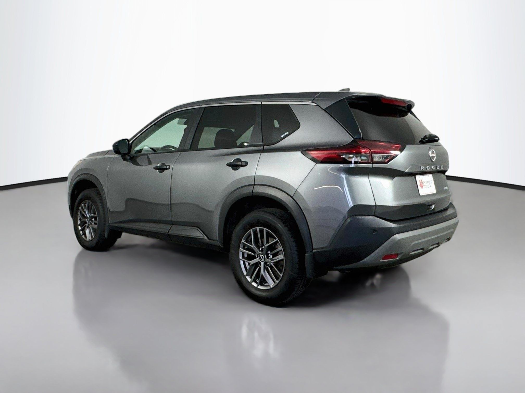 Used 2023 Nissan Rogue S AWD/4WD image 5