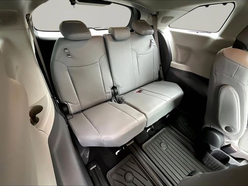 Used 2022 Toyota Sienna Limited image 25