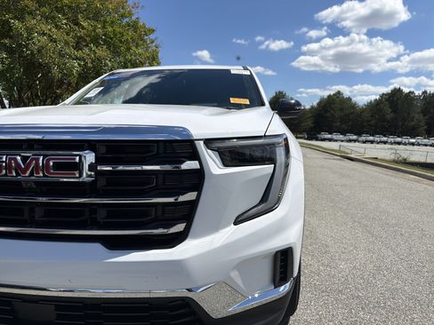 Certified 2025 GMC Acadia Elevation FWD image 6