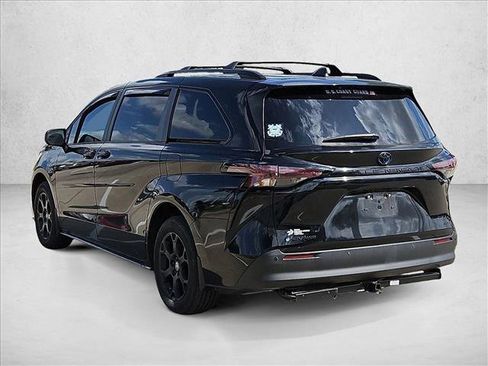 Used 2025 Toyota Sienna XLE Woodland Edition image 8