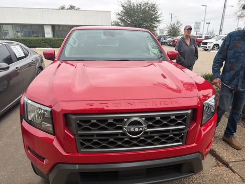 Used 2023 Nissan Frontier SV image 2