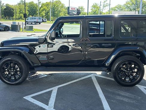 Used 2025 Jeep Wrangler Unlimited Sahara AWD/4WD image 3