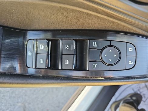 Used 2024 Nissan Rogue S FWD image 31