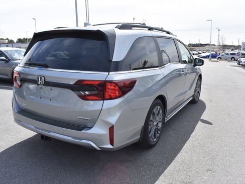 New 2026 Honda Odyssey Touring image 9