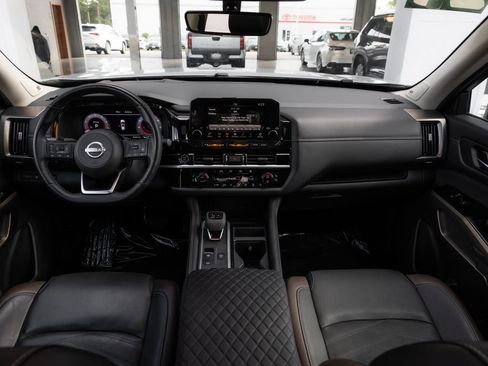 Used 2024 Nissan Pathfinder Platinum AWD/4WD image 18