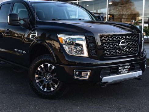 Used 2018 Nissan Titan PRO-4X image 3