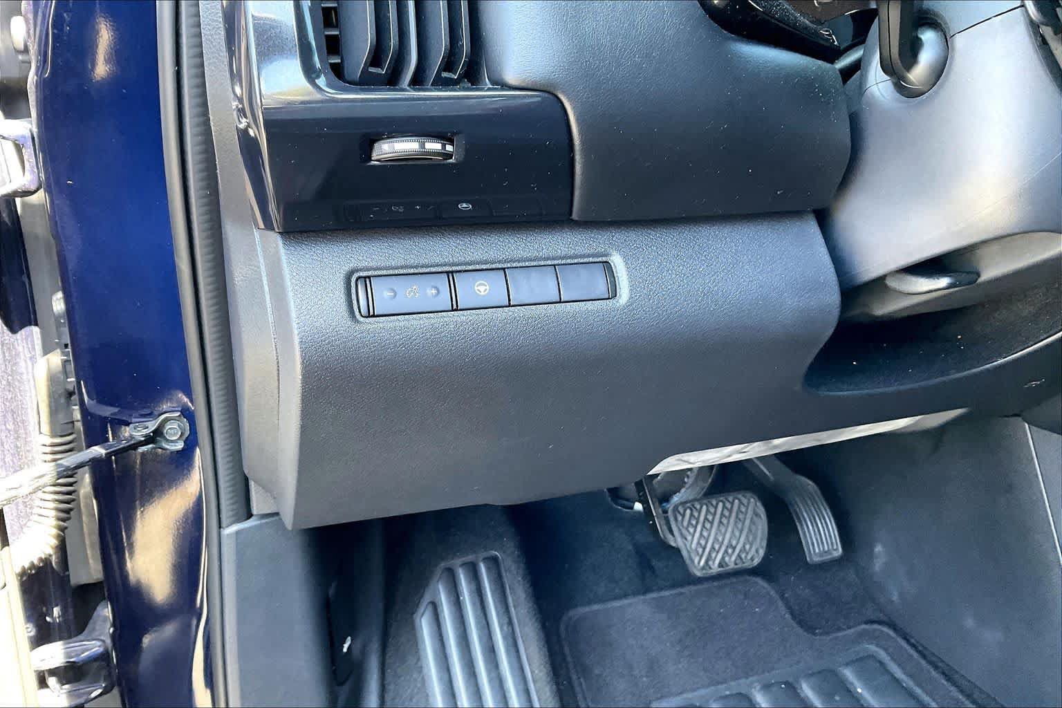 Used 2022 Nissan Pathfinder SV FWD image 33