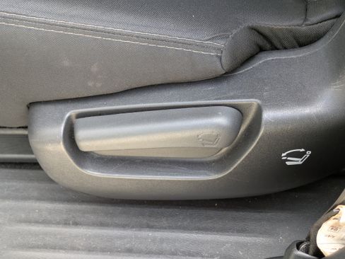 Used 2018 Nissan Pathfinder SV image 16