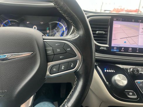 Used 2021 Chrysler Pacifica Touring-L FWD image 15
