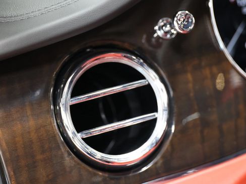 Used 2022 Bentley Bentayga AWD/4WD image 24