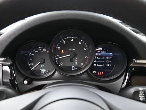 Certified 2025 Porsche Macan AWD/4WD image 20