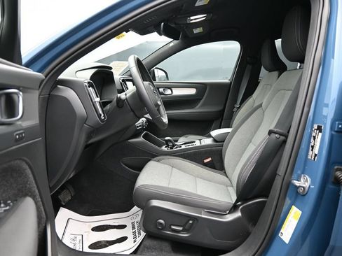 Used 2024 Volvo XC40 B5 Core AWD/4WD image 9