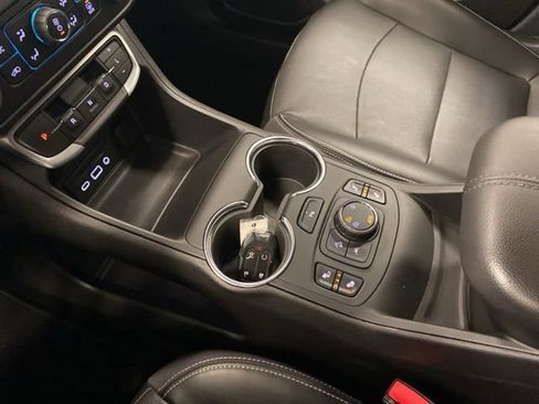Used 2022 GMC Terrain SLT w/ Infotainment Package II AWD/4WD image 17