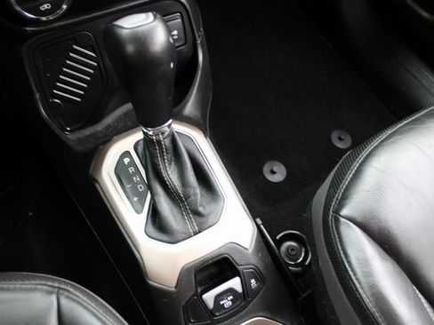 Used 2017 Jeep Renegade Limited image 20