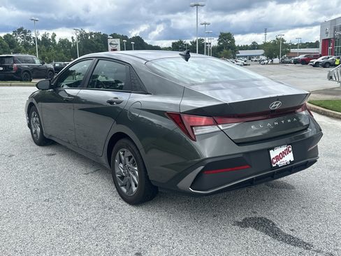Used 2024 Hyundai Elantra SEL FWD image 7