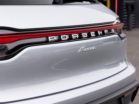 Used 2025 Porsche Macan image 12