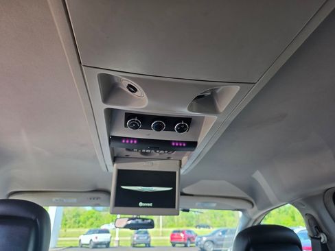 Used 2014 Chrysler Town & Country Touring FWD image 12