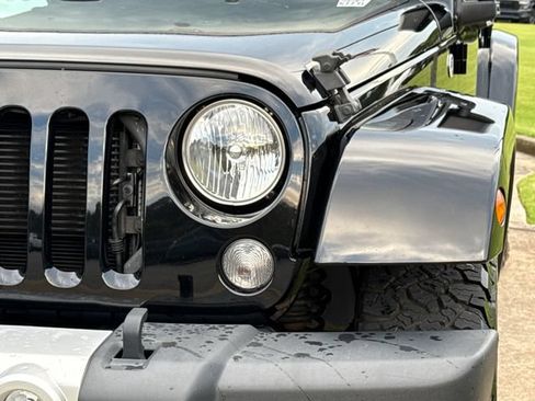 Used 2015 Jeep Wrangler Unlimited Sahara w/ Connectivity Group AWD/4WD image 11