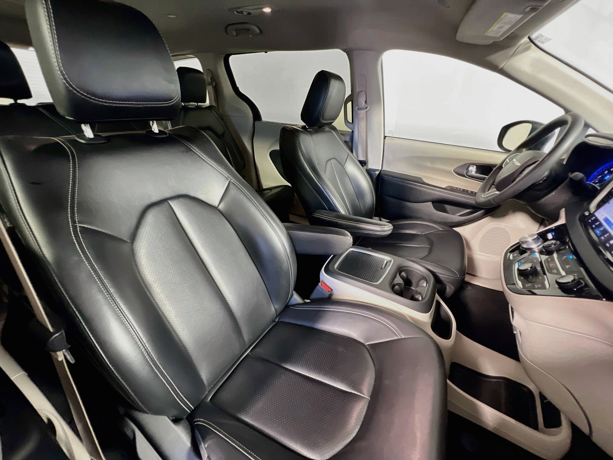 Used 2023 Chrysler Pacifica Touring-L FWD image 28