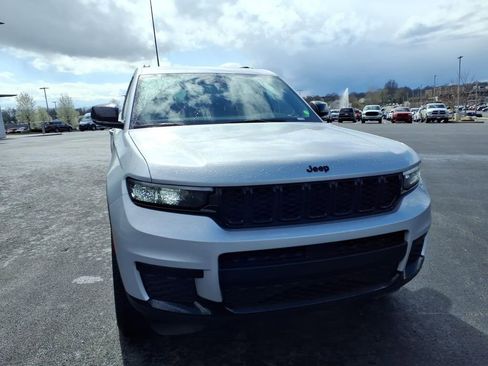 Used 2024 Jeep Grand Cherokee L Altitude AWD/4WD image 8