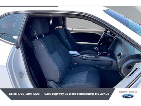 Used 2022 Dodge Challenger SXT RWD image 6