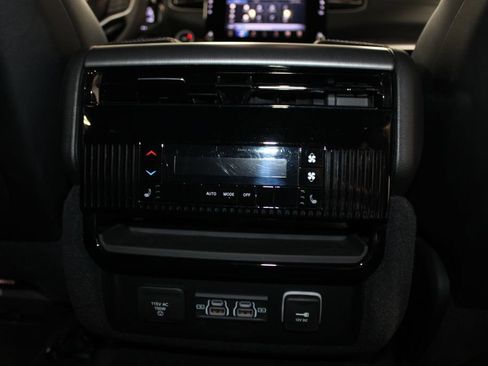 Used 2025 Jeep Wagoneer Series II w/ 8-Passenger Seating Package AWD/4WD image 31