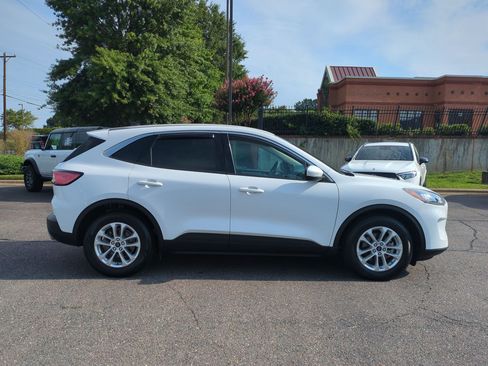 Used 2020 Ford Escape SE FWD image 2