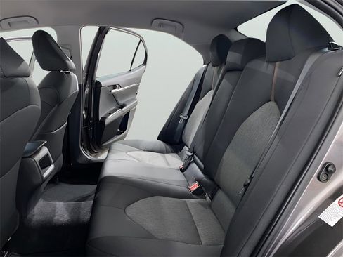 Used 2018 Toyota Camry LE image 13