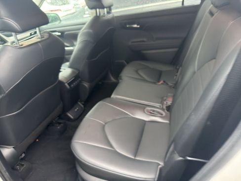 Used 2021 Toyota Highlander XLE AWD/4WD image 6