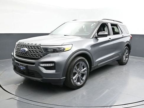 Used 2023 Ford Explorer XLT w/ Equipment Group 202A RWD image 3