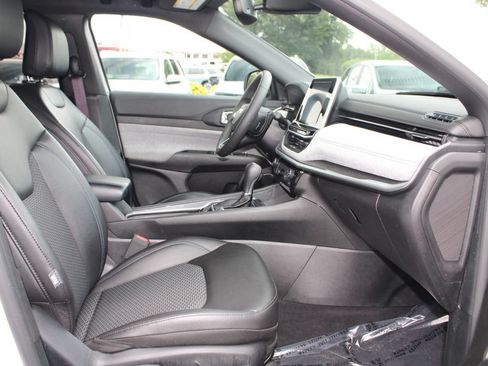 Used 2025 Jeep Compass Latitude w/ Sun & Sound Group AWD/4WD image 40