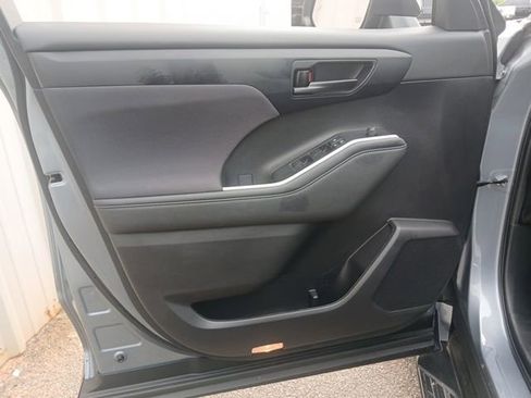 Used 2023 Toyota Highlander LE FWD image 46