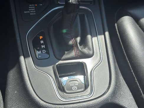 Used 2019 Jeep Cherokee Trailhawk w/ Cold Weather Group AWD/4WD image 16