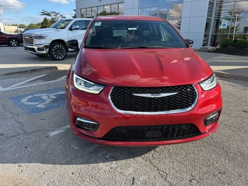 New 2026 Chrysler Pacifica Select image 9