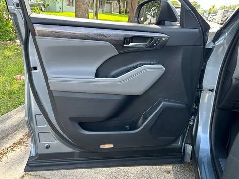 Used 2021 Toyota Highlander Limited image 25