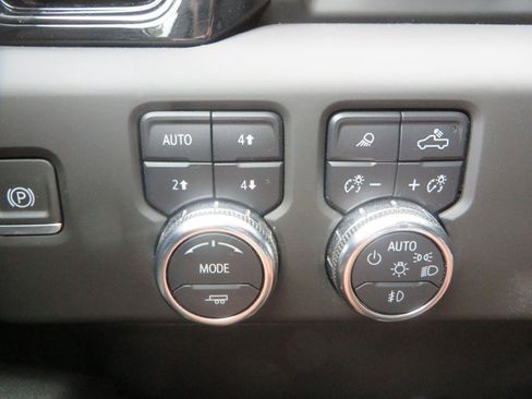 Used 2024 GMC Sierra 1500 AT4 w/ Technology Package AWD/4WD image 18
