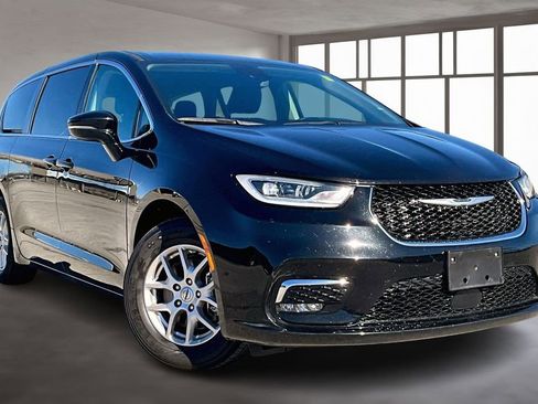 Used 2024 Chrysler Pacifica Touring-L image 3