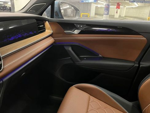 Certified 2025 Volkswagen Tiguan SEL R-Line image 31