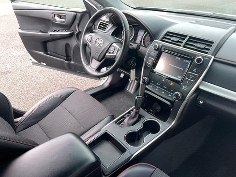 Used 2017 Toyota Camry SE image 30
