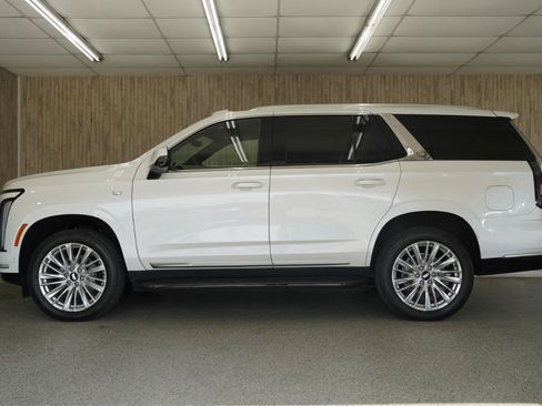 Used 2025 Cadillac Escalade Premium Luxury AWD/4WD image 5