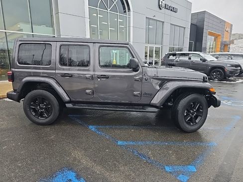 Used 2022 Jeep Wrangler Unlimited Sahara image 3