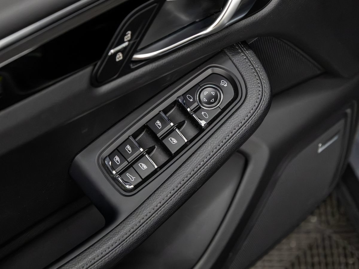 Certified 2026 Porsche Macan AWD/4WD image 23