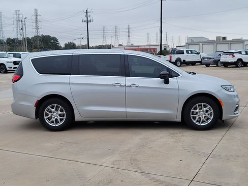 New 2026 Chrysler Pacifica Select FWD image 3