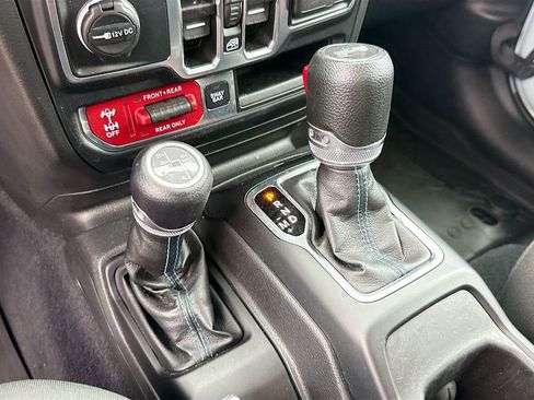 Used 2023 Jeep Wrangler Unlimited Rubicon 4xe w/ Cold Weather Group AWD/4WD image 18