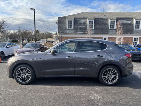Used 2019 Maserati Levante GranLusso image 2