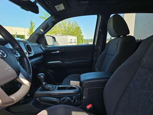 Used 2017 Toyota Tacoma TRD Off-Road w/ Premium & Technology Package AWD/4WD image 23