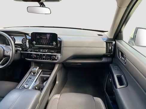 Used 2024 Nissan Pathfinder SV w/ SV Premium Package image 18